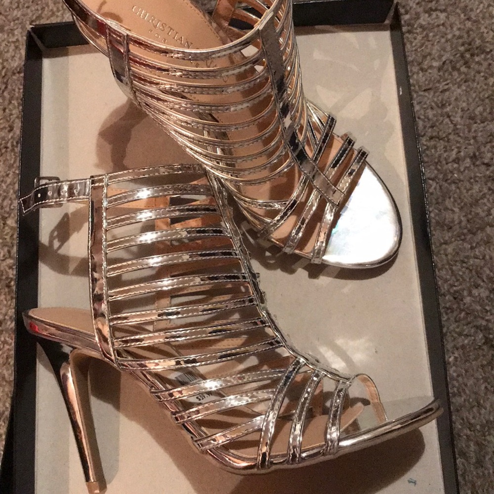 Glossy 4 inch cute silver heels 👠. Brand new